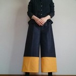マスタードイエローの裾がおしゃれな濃紺デニムワイドパンツウエストゴム