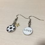 サッカーボールとLOVEのピアス
