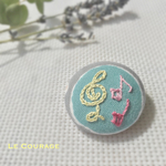 音の刺繍ブローチ