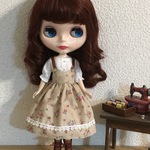 22センチドール ブラウスとサスペンダースカートのセット 小さなお花 ベージュ