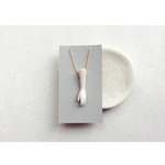 hand necklace :　手がモチーフのシンプルな白磁のネックレス