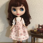 22センチドール ブラウスとサスペンダースカートのセット 小さなお花 ピンク