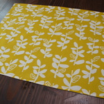 ～40cm×60cm【サイズオーダー】ランチョンマット(北欧調の葉っぱ(カラシ))