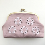  手刺繍のがま口化粧ポーチ
