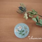 野の花の刺繍ブローチ（水色）