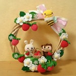 みつばちさんもお散歩♪いちご畑の2wayリース①