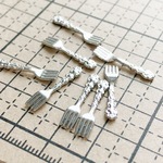 送料無料！ミニチュアパーツ 柄入り銀色フォーク　（穴はあいていません）