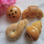 《r様オーダー品》ちょっと大きめパンのブローチ♡4個セット