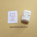 ネコさん　ペコリとおじぎ：消しゴムはんこ。