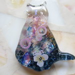 ◇2024 🐌🎶優しい雨☔　猫と藤の雫・中サイズ🐈🌸 ブローチ・ヘアゴムに変更可能 ※１点物　