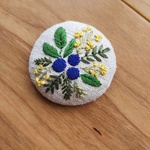 「ベリーとミモザ」刺繍のヘアゴム、ブローチ