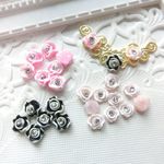 ※送料無料　50個セット☆イヤーカフやネイルに☆3color ストーン付き クレイ薔薇