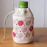 小花モチーフのペットボトルカバー 生成り×ピンク（280）
