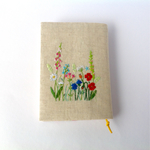 可愛い花の刺繍のブックカバー