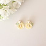 ☆15日20時出品☆コットンパールとビジューのイエローストックピアス（イヤリング）