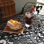 バケットサンドとアイスコーヒーのピアス