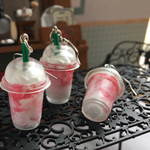 なんちゃってストロベリーフラペチーノの片耳ピアス
