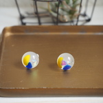 黄色と青とキラッとかわいいぷっくり丸いガラスピアス♢Ｆ２１７