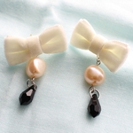 ふわふわ白リボンと天然石のピアス