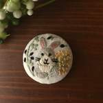 【ブローチorヘアゴムorヘアピン】うさぎ刺繍　 みるく