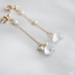 クリスタルクォーツと淡水パールのアシンメトリーなピアス