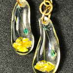 送料無料 二輪の花 黄・青かすみ草レジンピアス