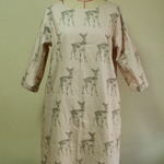 【セール品】鹿柄プリント ラウンドネック７分丈袖ワンピース 両脇ポケット付き Ｌサイズ 薄いピンク色 受注生産