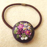 ピンク紫白の小花のブーケ刺繍 くるみボタンヘアゴム
