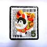 日本1958　犬張子　切手ブローチ790 