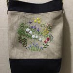 賑やかな野花のショルダーバック（小手鞠）