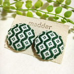 抹茶色の刺繍ピアス