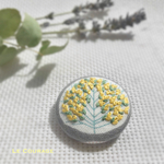 ミモザの木の刺繍ブローチ