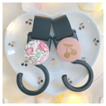 リバティ×さくらんぼ❁︎くるみボタンベビーカーフック（フェリシテピンク×ストロベリークリーム）