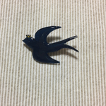 王冠をつけたツバメブローチ