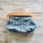   小花刺繍の木製口金クラッチ(アンティークブルー)