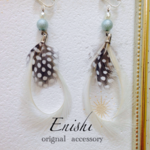 フェザー×シアーブルーのイヤリング