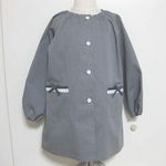 前あきスモック　グレー×リボンレース 　巾着付　90～140