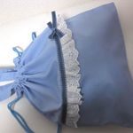 もち手つき巾着袋　　水色×ブルーリボンフリル