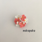 レース編みのお花ブローチ 白とピンク