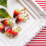 新作♪【イヤリング・樹脂変更可】チョコフォンデュいちごのピアス＊