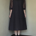 レース袖のVネックワンピース