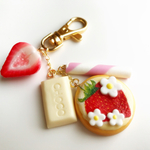 いちごプリントクッキーのキーホルダー