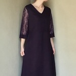 レース袖のVネックワンピース