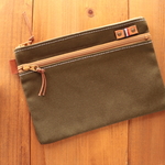 H1690　やわらか帆布の前ファスナーポケット付きポーチ　M18　ダークグリーン