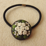 白いバラ刺繍 くるみボタンヘアゴム
