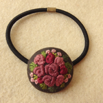 アンティークピンクのバラ刺繍 くるみボタンヘアゴム
