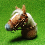 【羊毛フェルト栗毛の馬のストラップ