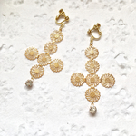 立方体の展開図♪花の透かし模様♡クリスタルを添えて。【イヤリング or ピアス】