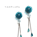 雫ゆれる  ガラスみたいな青いお花のピアス・イヤリング
