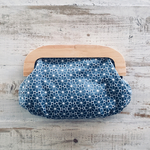 tiare花刺繍の木製口金クラッチ(グリーンブルー)